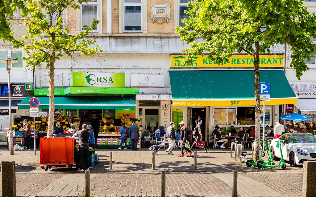  Why are conservative Immigrants & LGBTQ+ groups not sharing the same public space in Hamburg?